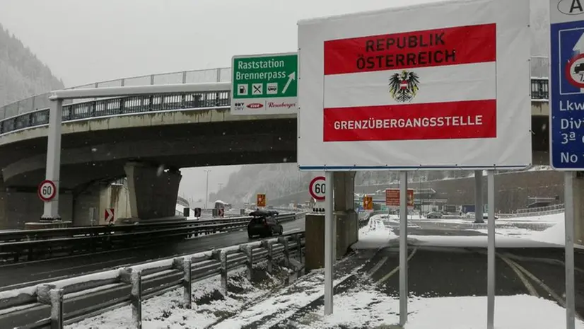 Il confine tra Italia e Austria, al Brennero - Foto Ansa/Stefan Wallisch © www.giornaledibrescia.it