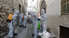 In azione: uno degli interventi di sanificazione portati a termine nei giorni scorsi nel Bresciano - Foto © www.giornaledibrescia.it
