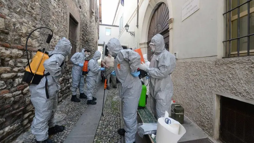 In azione: uno degli interventi di sanificazione portati a termine nei giorni scorsi nel Bresciano - Foto © www.giornaledibrescia.it