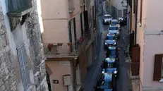 Auto incolonnate in via Cattaneo - Foto Legambiente