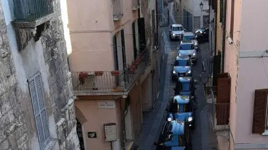 Auto incolonnate in via Cattaneo - Foto Legambiente