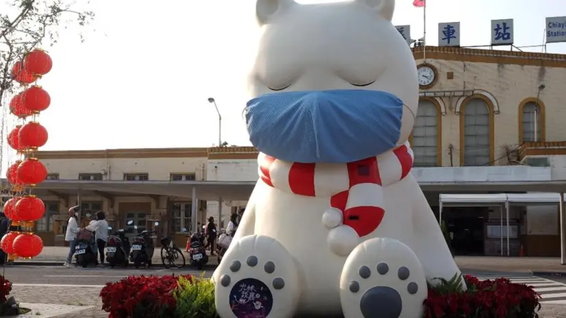 L'installazione artistica The sleeping bear a Taiwan con la mascherina - Foto David Chang Ansa/Epa