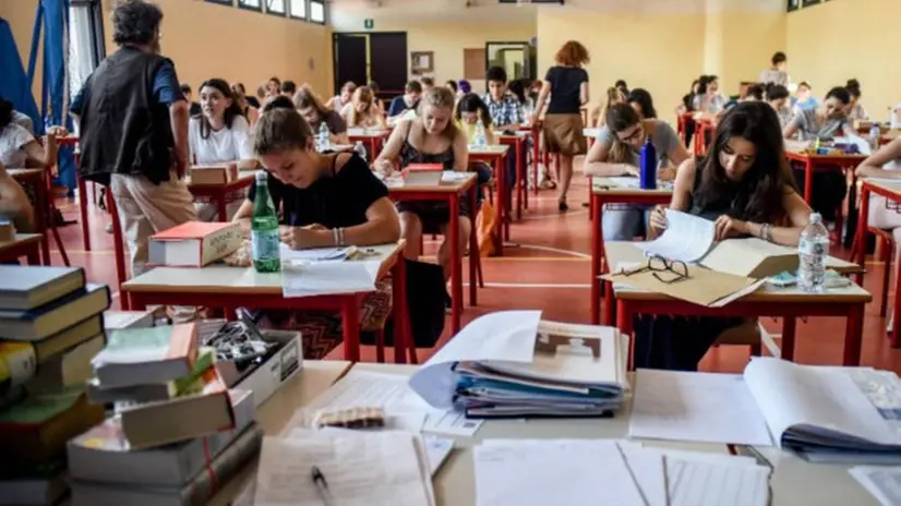 Studenti impegnati nell'esame di maturità