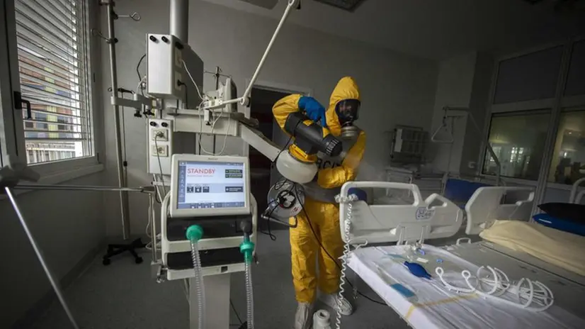 La disinfezione di un reparto di ospedale - Foto Ansa/Andrea Fasani © www.giornaledibrescia.it