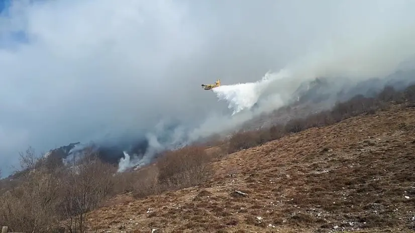Elicotteri e canadair in azione tra Casto, Bione e Lodrino