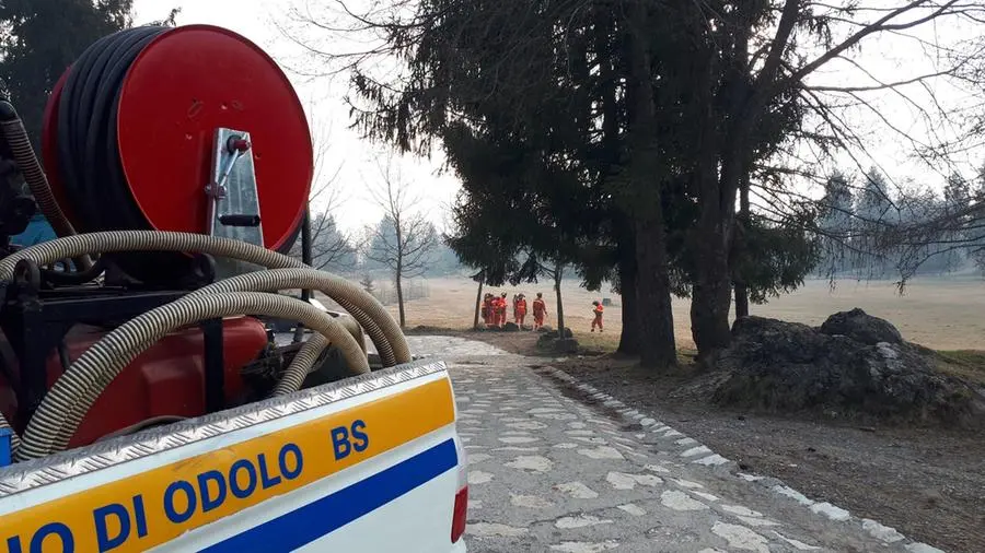 Elicotteri e canadair in azione tra Casto, Bione e Lodrino