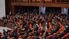 Il parlamento turco il 2 gennaio 2020 quando ha votato l'autorizzazione all'invio di un contingente in Libia - Foto Ansa  © www.giornaledibrescia.it