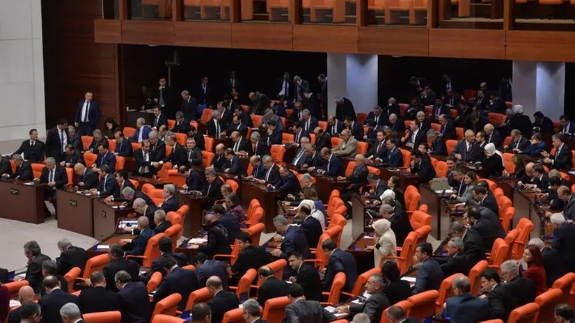 Il parlamento turco il 2 gennaio 2020 quando ha votato l'autorizzazione all'invio di un contingente in Libia - Foto Ansa  © www.giornaledibrescia.it