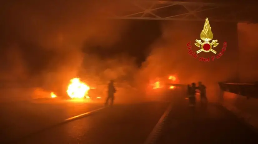 Auto bruciate sulla A1
