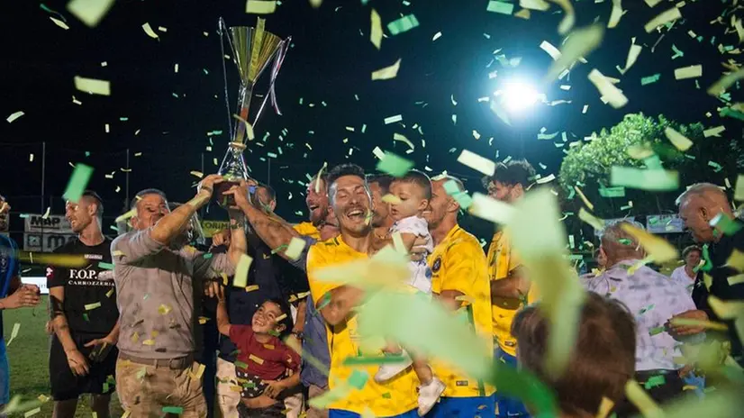 Festeggiamenti per la vittoria in una passata edizione del Torneo di Polpenazze - Foto New Reporter Papetti © www.giornaledibrescia.it