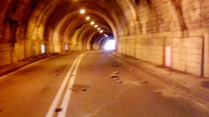 Via Mala, crollo di calcinacci in una galleria: tre auto coinvolte
