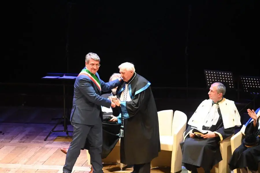 La cerimonia per il conferimento della laurea honoris causa a Manlio Milani
