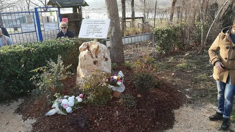La cerimonia d'inaugurazione della stele a Montirone