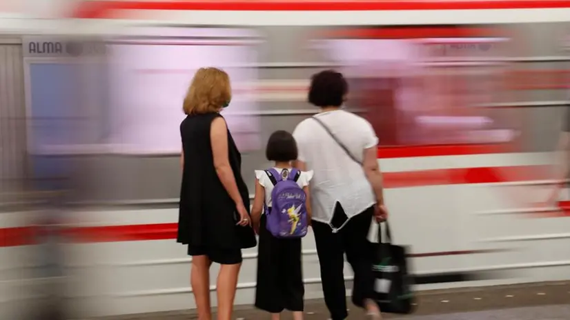 Passeggere attendono di salire a bordo di un treno - © www.giornaledibrescia.it