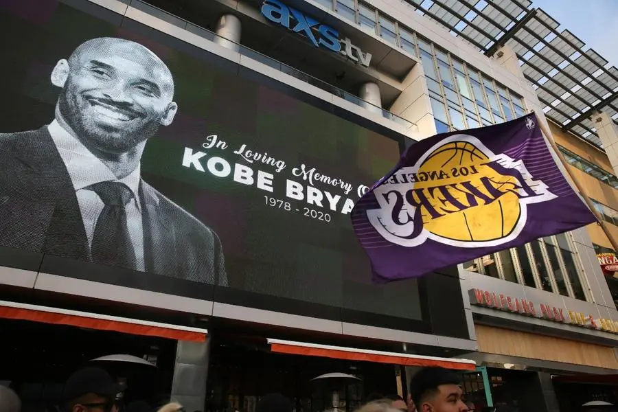 Il mondo il lacrime per Kobe Bryant