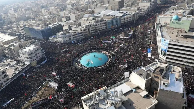 In migliaia al funerale di Soleimani