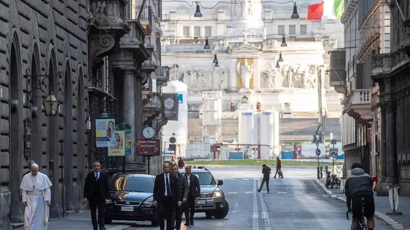 Papa Francesco, nel 2020, durante il lockdown - Foto Ansa © www.giornaledibrescia.it