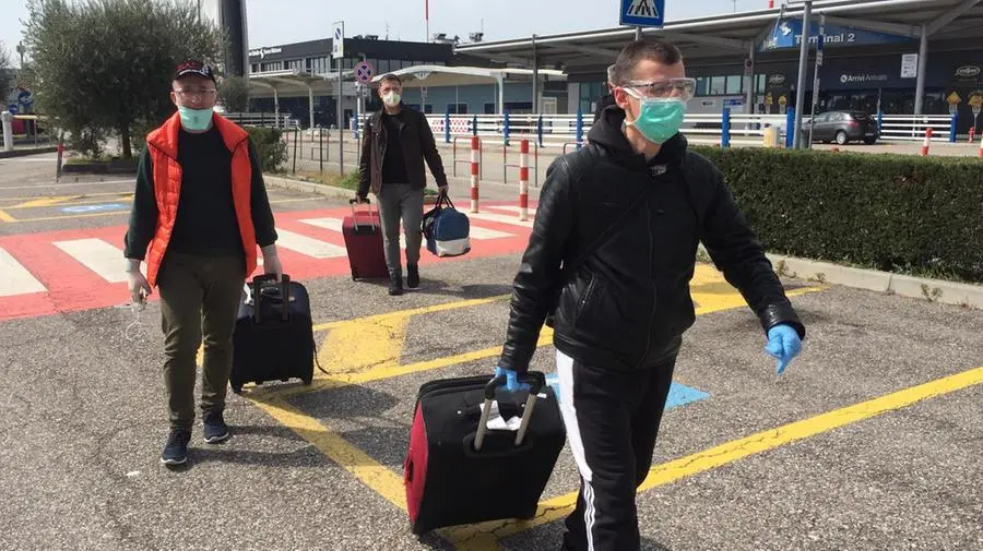 Coronavirus, 30 fra medici e infermieri dall'Albania a Brescia: l'arrivo in aeroporto