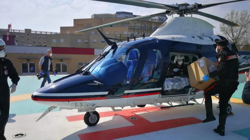 AiutiAMObrescia, l'elicottero dei Carabinieri ritira gli ecografi alla Poliambulanza