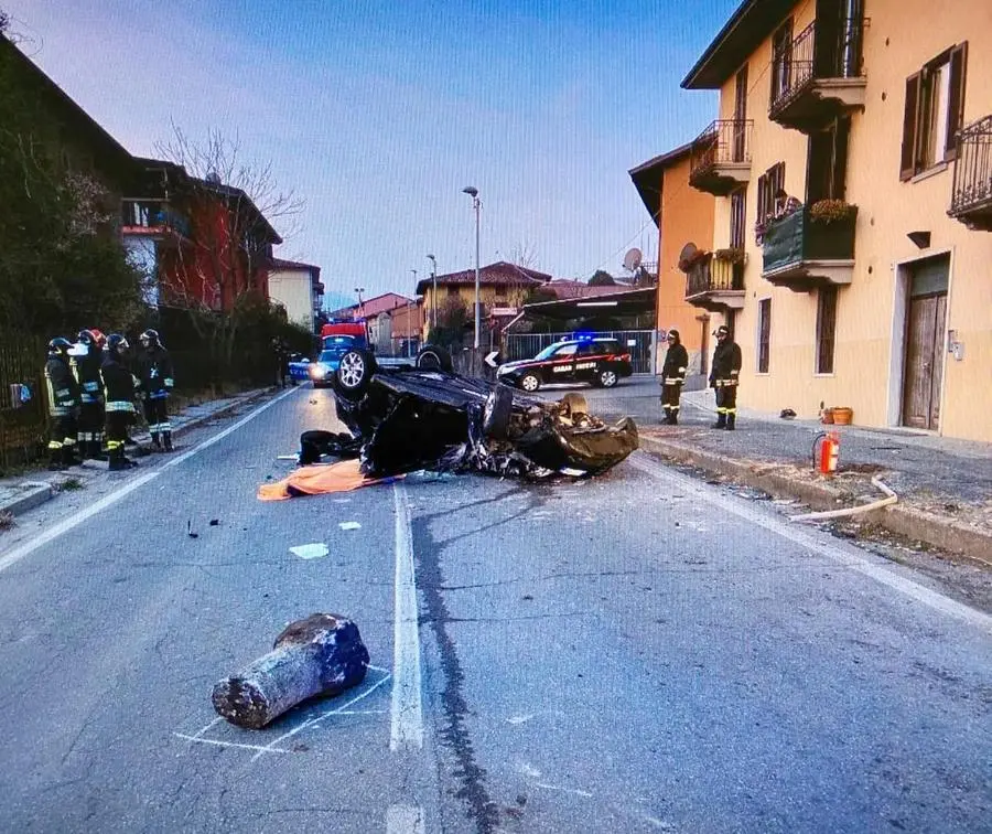 L'auto dopo lo schianto - Foto © www.giornaledibrescia.it