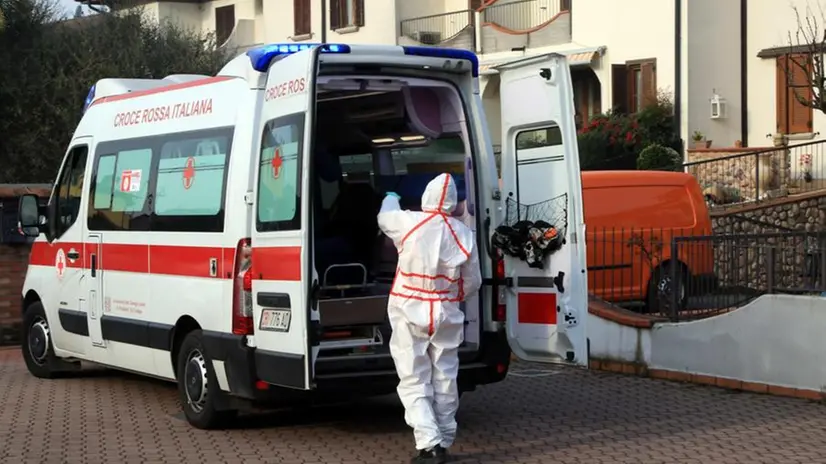 Un'ambulanza (foto di archivio) - © www.giornaledibrescia.it