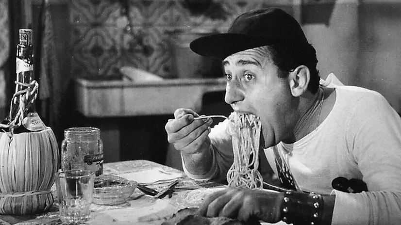 Alberto Sordi mangia «macaroni» nel film «Un americano a Roma» - © www.giornaledibrescia.it