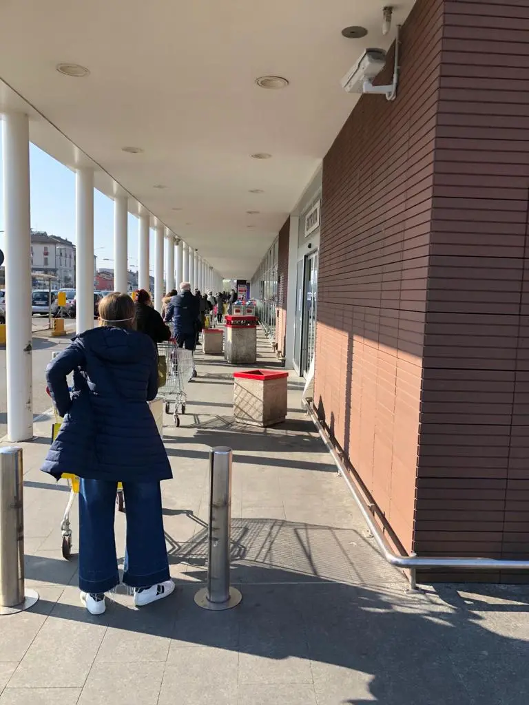 Code al supermercato: rispettate le distanze di sicurezza
