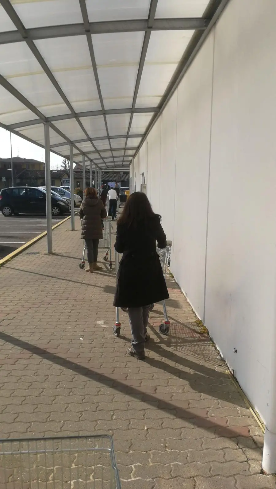 Code al supermercato: rispettate le distanze di sicurezza