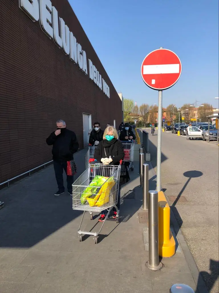 Code al supermercato: rispettate le distanze di sicurezza