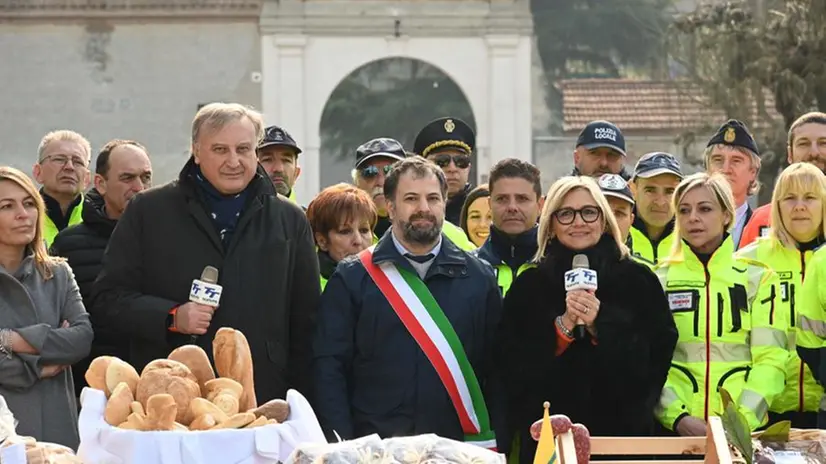 In piazza con noi a Dello