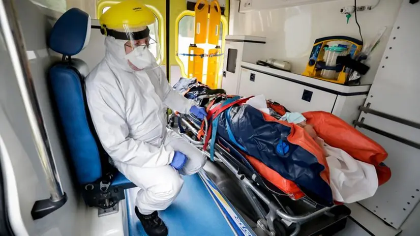 Il trasporto in ambulanza di un malato Covid - Foto © www.giornaledibrescia.it