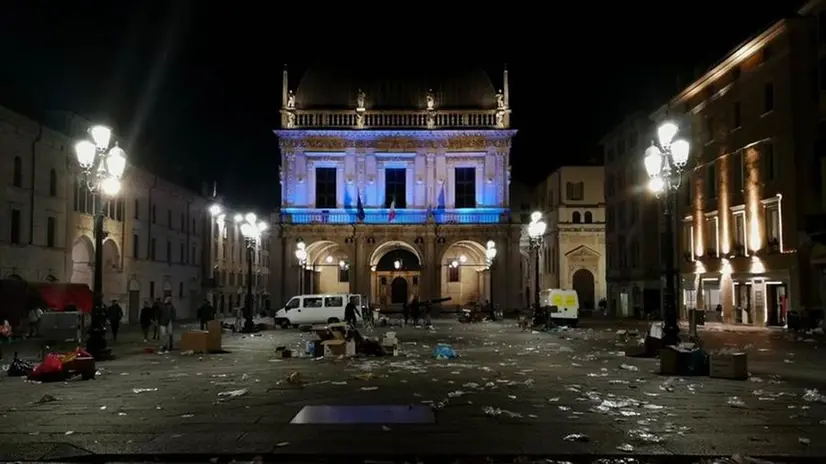 San Faustino, la spazzatura invade le strade dopo la fiera