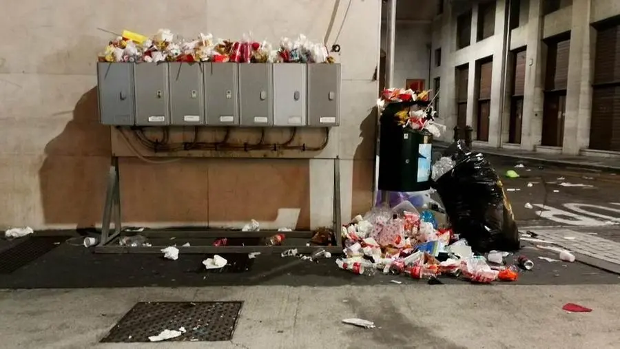 San Faustino, la spazzatura invade le strade dopo la fiera