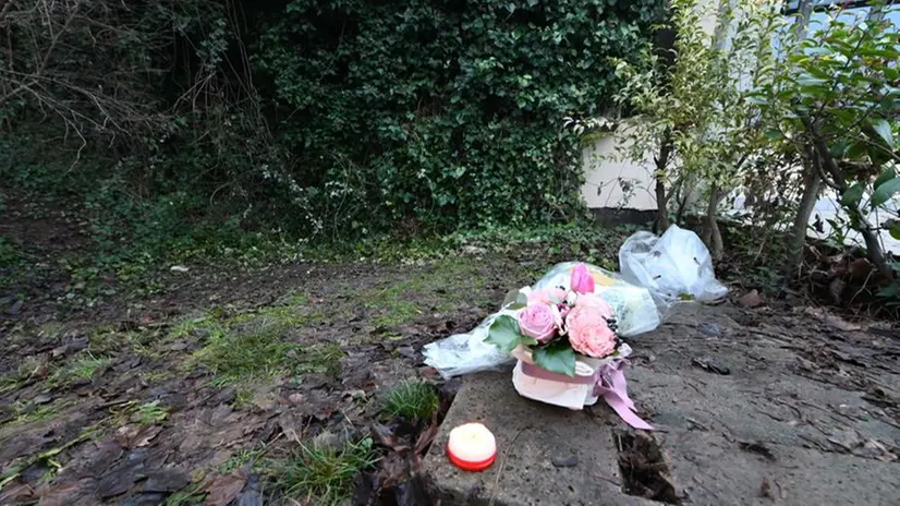 Fiori nel parco dov’è stato ritrovato il corpo di Francesca - Foto Gabriele Strada /Neg © www.giornaledibrescia.it