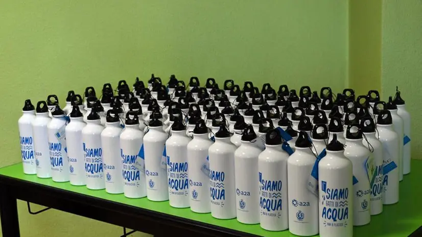 Addio alla plastica: nelle primarie arrivano le borracce