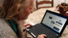 Un'anziana al computer - © www.giornaledibrescia.it