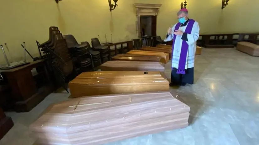 Il vescovo Pierantonio Tremolada ogni settimana ha benedetto le salme in attesa di sepoltura al Vantiniano - © www.giornaledibrescia.it