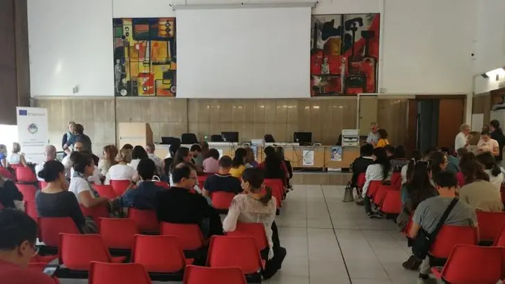 Aspiranti supplenti in attesa dell'assegnazione all'inizio dello scorso anno scolastico - © www.giornaledibrescia.it