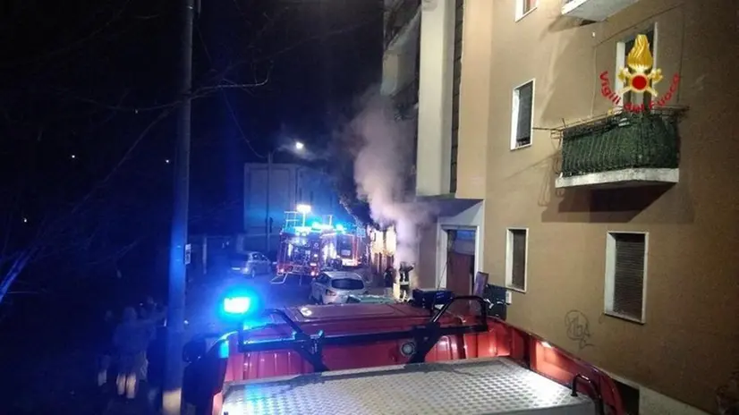 Incendio nella cantina abitata: l'intervento