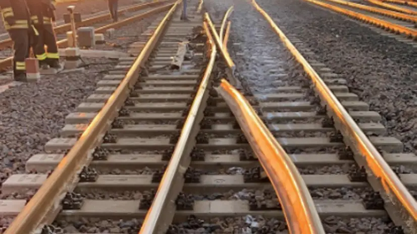 Le rotaie nel luogo del deragliamento del Frecciarossa - Foto Ansa/Epa © www.giornaledibrescia.it