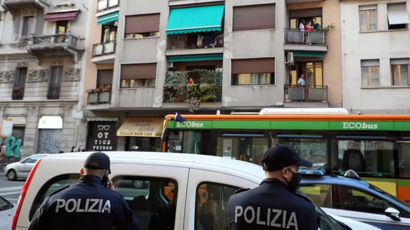 Agenti di Polizia fuori dalla casa di Silvia Romano, a Milano - Foto Ansa © www.giornaledibrescia.it