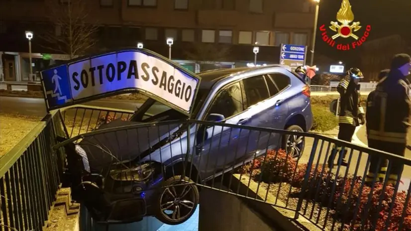Darfo, ubriaco finisce fuori strada con il suv che vola sopra il sottopassaggio pedonale