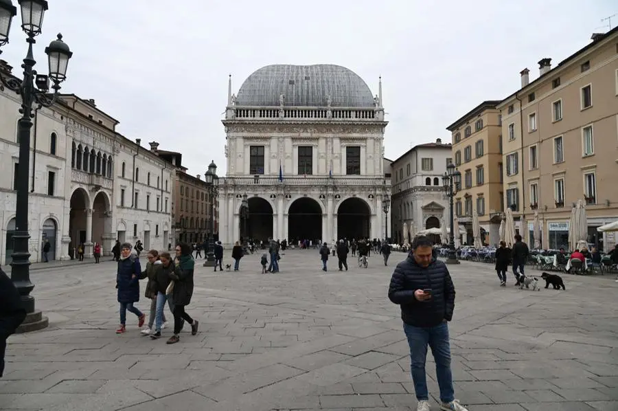 Piazza Loggia, la piazza senza mercato a causa del coronavirus - Foto Gabriele Strada /Neg © www.giornaledibrescia.it