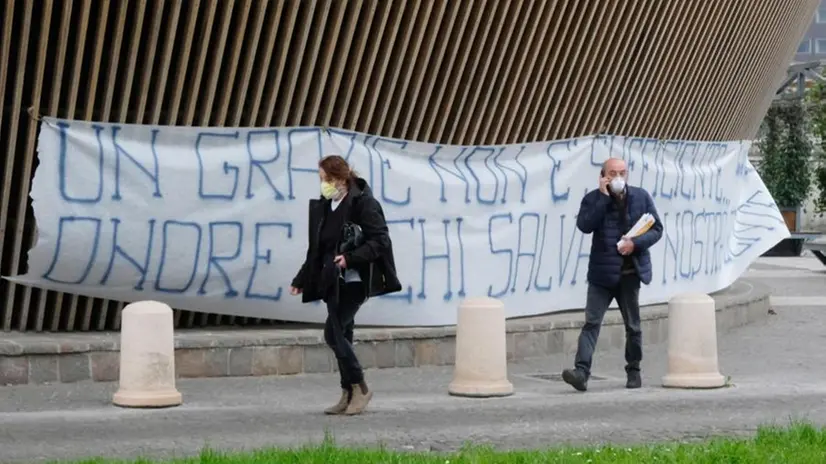 Il mega striscione di ringraziamento ai medici e agli infermieri appeso all'esterno del Civile - Foto © www.giornaledibrescia.it