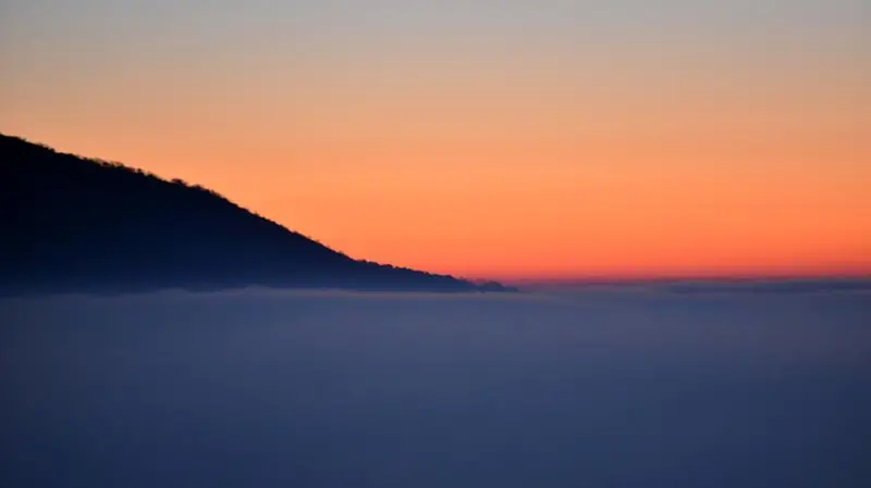 L'alba su Brescia, coperta da una cappa di nebbia e smog - Foto Giovanni Benini/Neg © www.giornaledibrescia.it