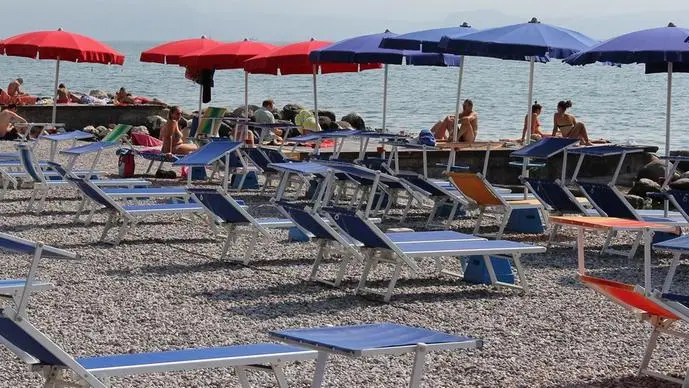 Alla Baia del Vento di San Felice gli ombrelloni dovranno essere un po’ più distanti per il Covid - Foto © www.giornaledibrescia.it