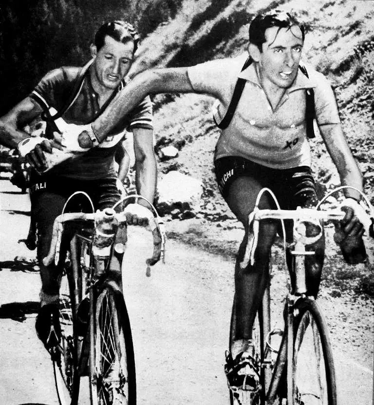 Coppi e Bartali al Tour de France del 1952: il leggendario passaggio di borraccia sul Col du Galibier - © www.giornaledibrescia.it