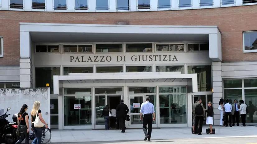 L'ingresso del tribunale di Brescia - © www.giornaledibrescia.it