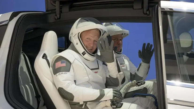Gli astronauti Nasa Douglas Hurley e Robert Behnken con le speciali tute SpaceX - Foto © www.giornaledibrescia.it