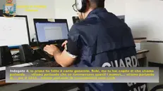 Un frame del video diffuso dalla GdF sull'operazione condotta a Palarmo - Foto Ansa © www.giornaledibrescia.it